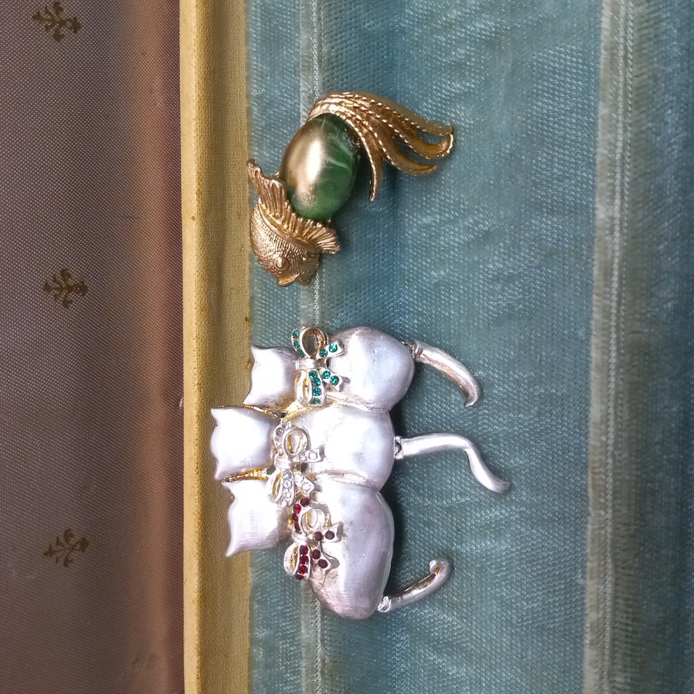 Lot of 2 vintage brooches cat fish silver gold